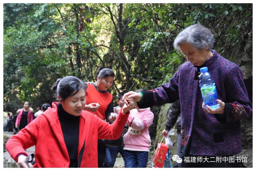 张雁平（图书馆）- 老妈，慢点哦！.jpg