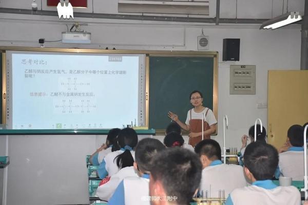 01huaxue.jpg