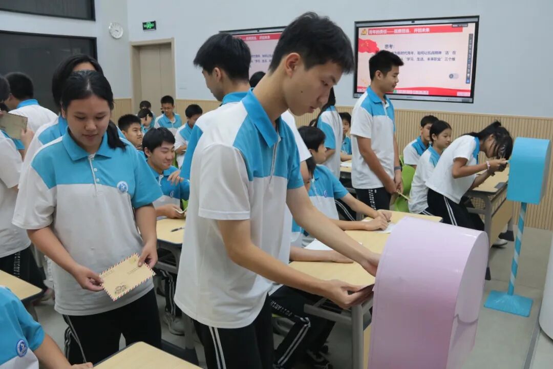 马尾第一中学成功举办纪念抗战胜利80周年主题班会观摩活动